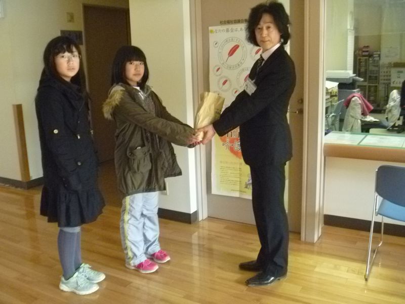 中津川市社会福祉協議会｜高山小学校児童の皆さんより赤い羽根共同募金をいただきました