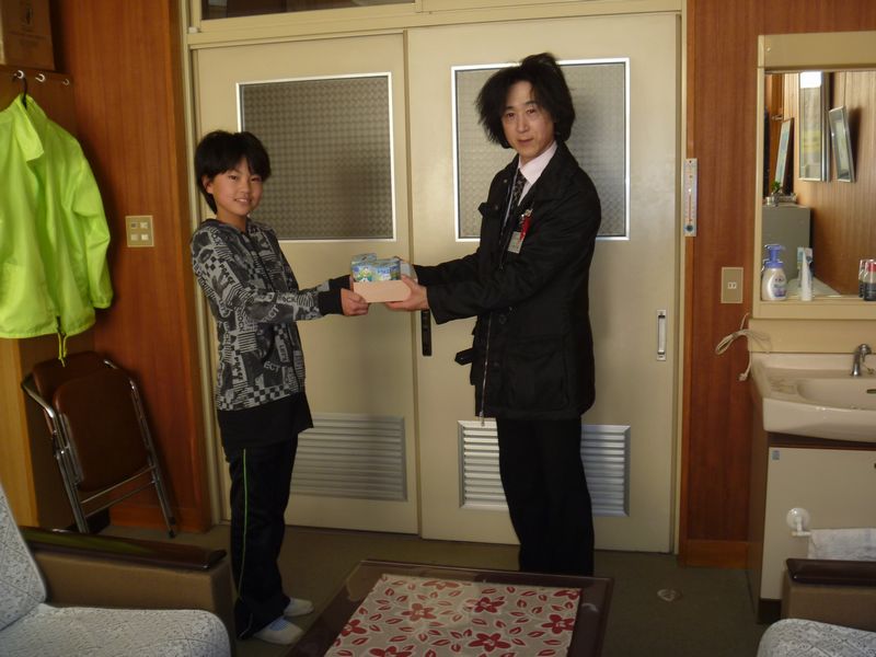 田瀬小学校児童会の皆さんより赤い羽根共同募金にご寄付をいただきました。