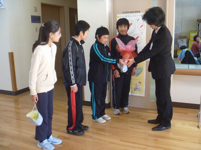 福岡小学校児童の皆さんから赤い羽根共同募金をいただきました。