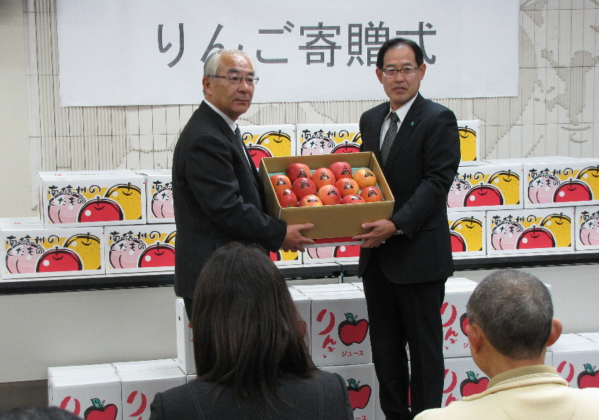 三菱工場産のリンゴを市内福祉施設へ寄贈