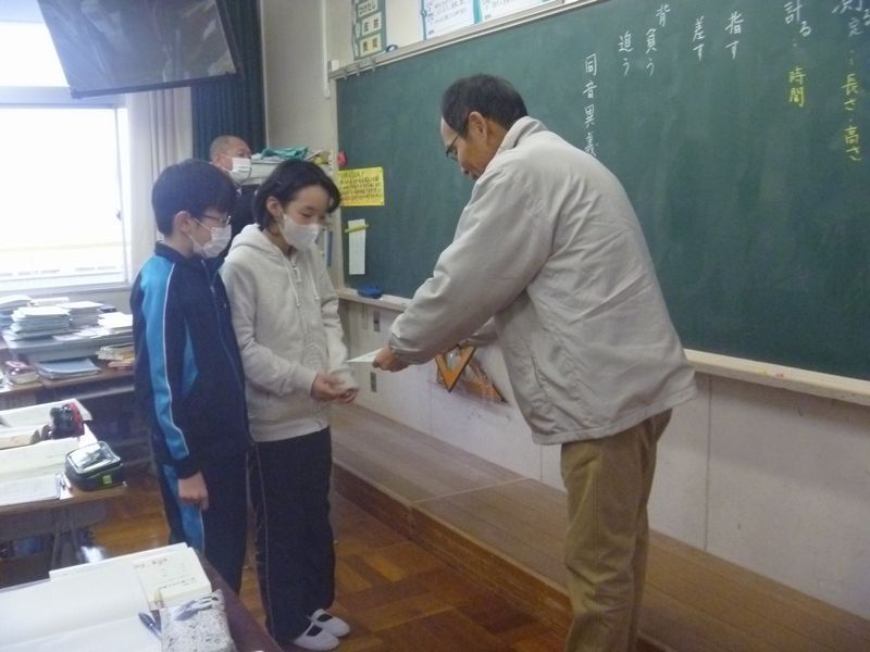 福岡小学校５年生の皆さんより「赤い羽根共同募金」をいただきました