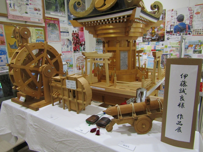 【付知支所】付知公民館で木工作品展を行っています。