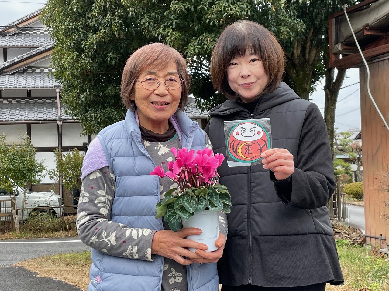 【中津西地区社協】ひとり暮らし高齢者歳末見守り訪問～シクラメンと高校生の手紙をお届け～ 