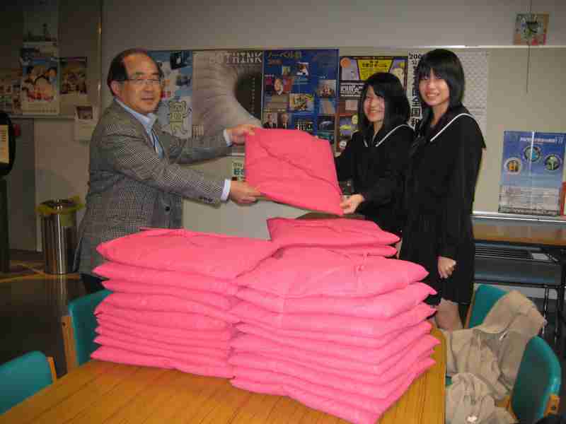 中津商業家庭ｸﾗﾌﾞ　子ども科学館へ「座布団」寄贈しました